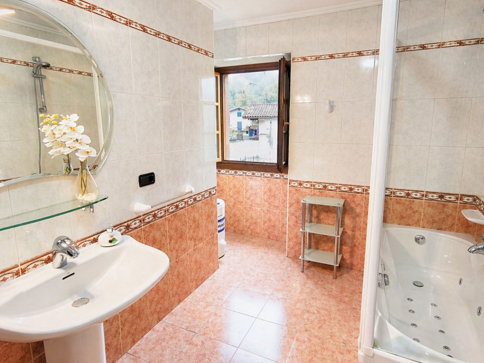 Baño de la primera planta | Casa Betraunea