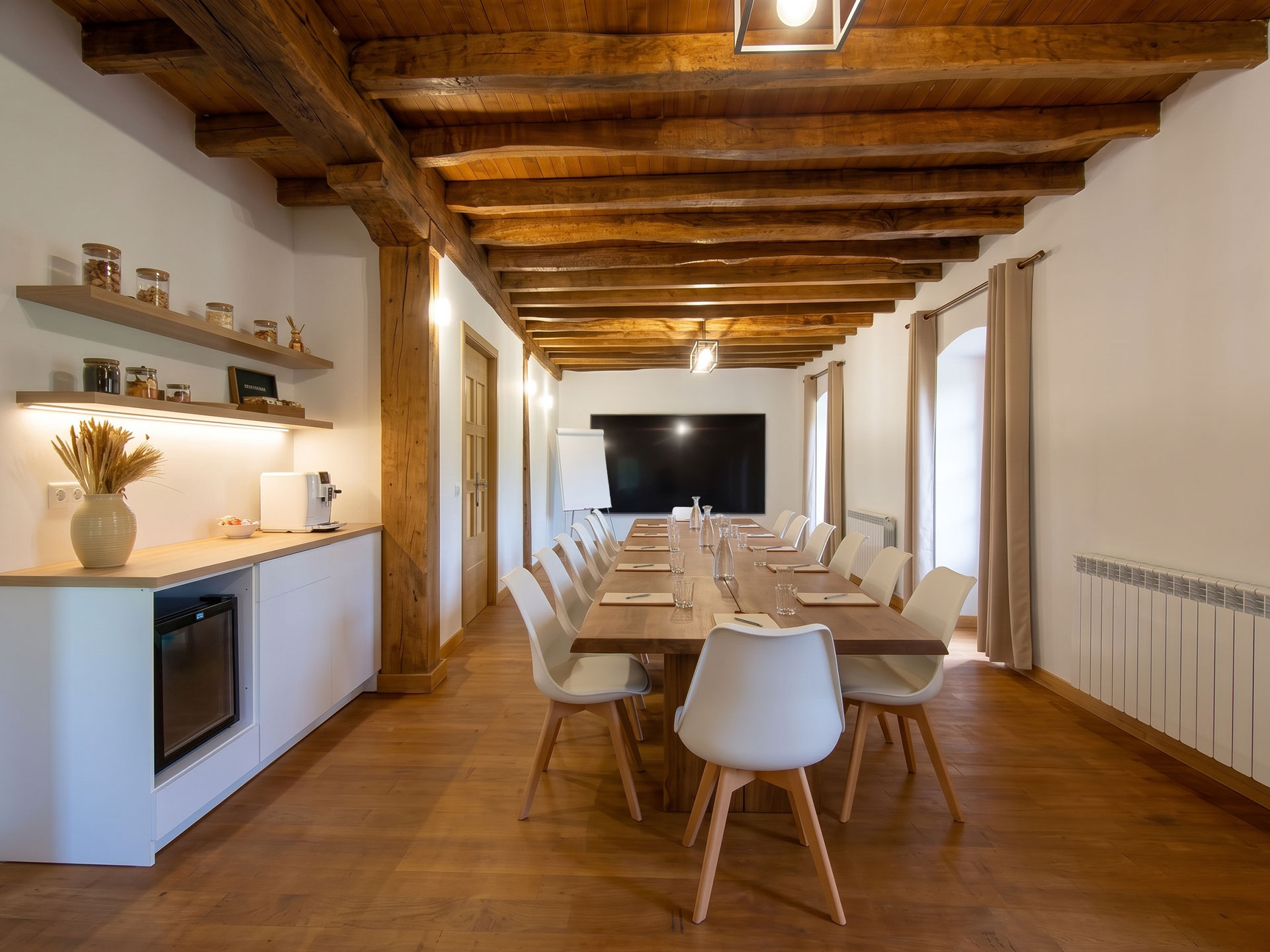 Salón polivalente con mesa | Casa Betraunea